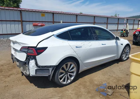 2018 Tesla Model 3 Long Range/Mid Range z USA, uszkodzony, nr VIN 5YJ3E1EAXJF053717